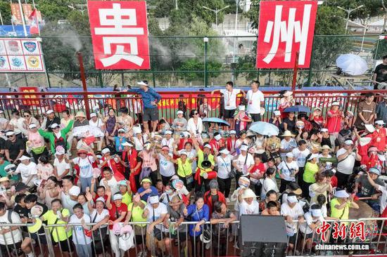 7月26日，榕江县东门村拉拉队在为球队加油。