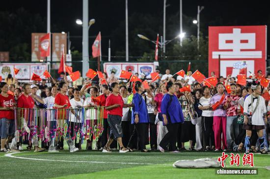 图为榕江民众在进行情景表演《祖国不会忘记》。