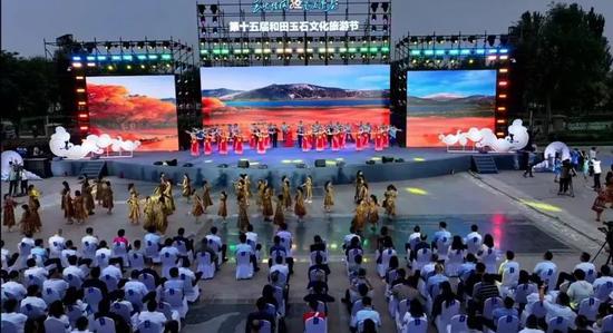 歌舞《欢迎你到和田来》拉开航旅大会帷幕。张亚辉 摄