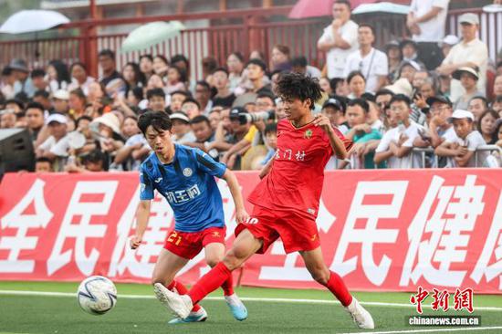 7月26日，榕江县东门村球员(红衣)和扒王村球员在比赛中。