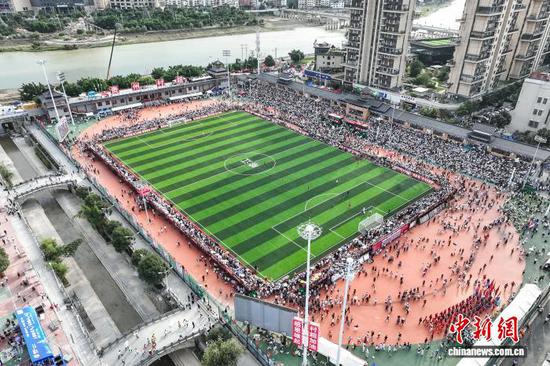 7月26日，航拍榕江县东门村球队和扒王村球队比赛现场。