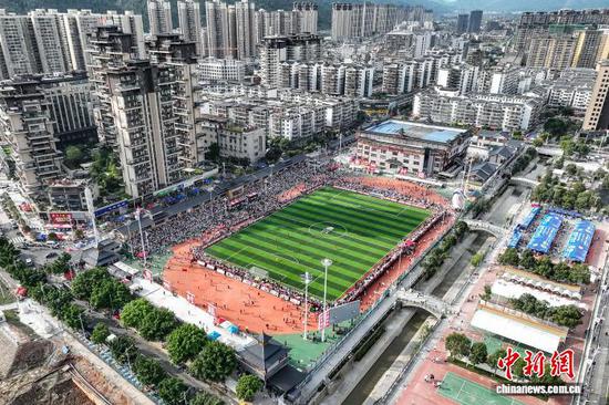 7月26日，航拍榕江县东门村球队和扒王村球队比赛现场。