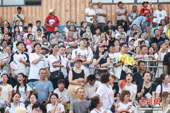7月26日，榕江县东门村球队和扒王村球队比赛吸引球迷观看。