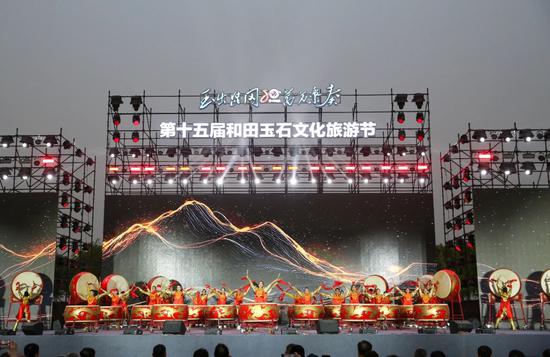 7月25日晚，玉龙喀什河畔，宾客云集、灯火璀璨，以“玉出昆冈 万方乐奏”为主题的第十五届和田玉石文化旅游节在和田玉石文化广场开幕。 许晓龙 摄
