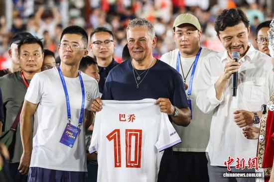 7月26日，足坛传奇球星罗伯特·巴乔中场休息时亮相“村超”球场。