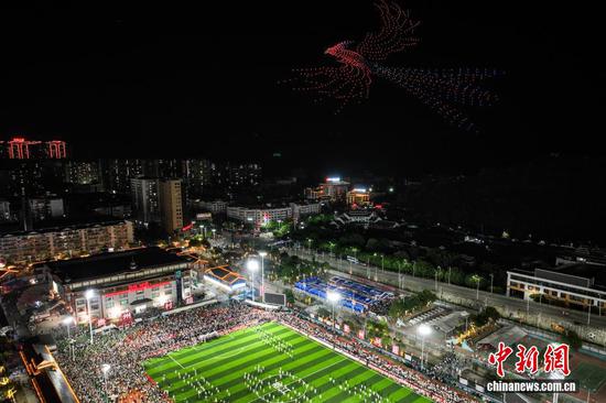 图为航拍无人机编队表演。（无人机照片）