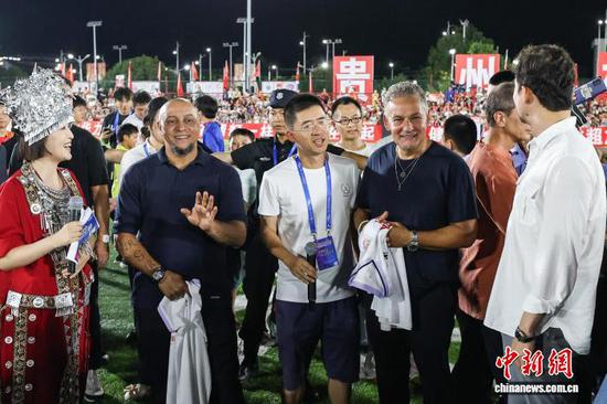7月26日，足坛传奇球星罗伯特·卡洛斯(左二)和罗伯特·巴乔(右二)中场休息时亮相“村超”球场。