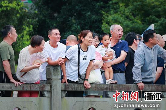 民众观赛。李胜炜&nbsp;摄