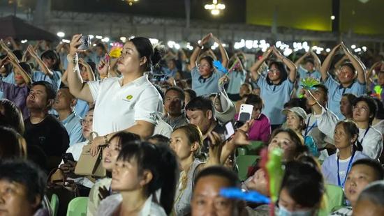 游客观看开幕式演出并分享现场。3