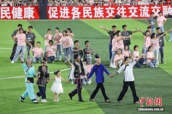 图为抗洪原创歌曲《这是我们的家—榕江》表演。