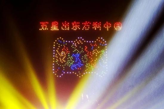 无人机表演“五星出东方利中国”图案。 张亚辉 摄