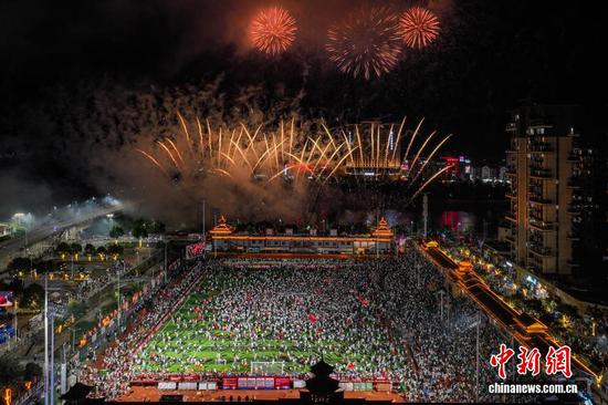 图为航拍大型烟花秀。（无人机照片）