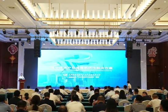 主旨演讲现场。古丽阿亚提 摄