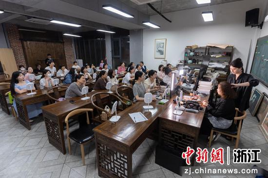 美妆师培训现场。庆元县委宣传部供图 美妆师培训现场。庆元县委宣传部供图