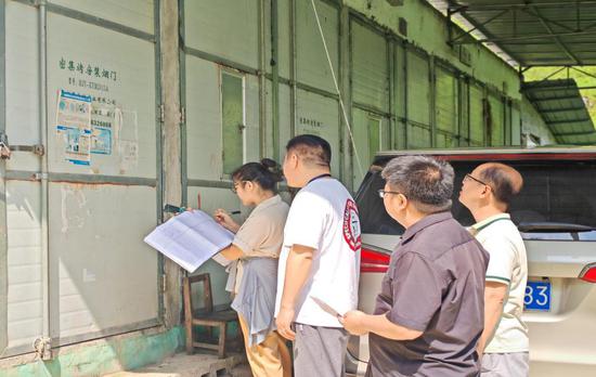 纪检员在烤房群内核实是否有向服务对象借钱借物。岑菊芳 摄 纪检员在烤房群内核实是否有向服务对象借钱借物。岑菊芳 摄