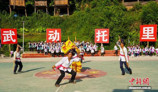 图为侗族同胞在托里侗寨进行舞狮表演。卢忠南 摄