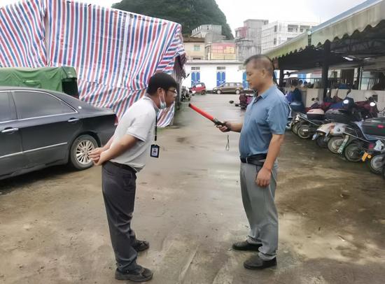 烟叶股到武平烟叶收购点进行酒精测试。王国文 摄 烟叶股到武平烟叶收购点进行酒精测试。王国文 摄