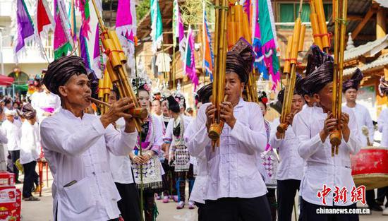 图为侗族同胞在托里侗寨吹奏芦笙巡游。卢忠南 摄