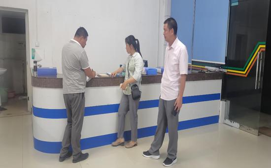 综合办与烟叶股到化峒烟叶收购点进行值班检查。周兰金 摄 综合办与烟叶股到化峒烟叶收购点进行值班检查。周兰金 摄