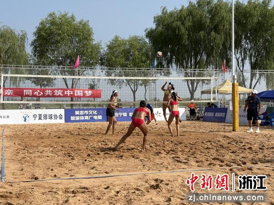 图为比赛现场。（浙江体彩沙排女队供图）