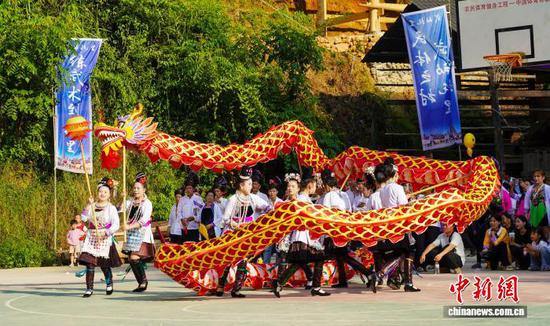 图为侗族同胞在托里侗寨进行舞龙表演。卢忠南 摄