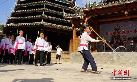 图为侗族同胞在托里侗寨表演武术。卢忠南 摄