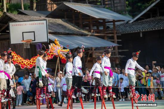 图为侗族同胞在托里侗寨进行高跷巡游。吴德军 摄