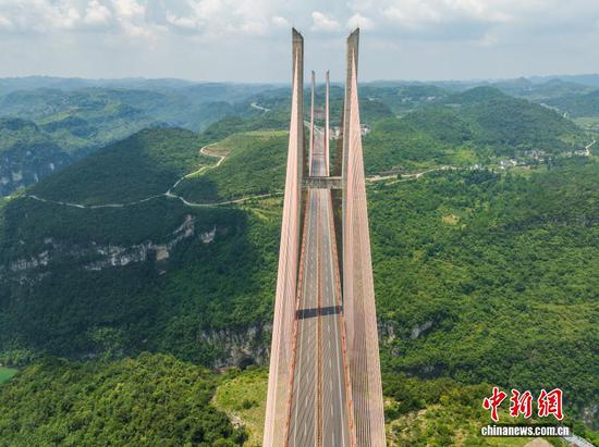 图为航拍六广河大桥夏日景色壮美。（无人机照片）