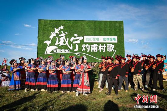 图为威宁各族同胞进行“村歌”比赛。何欢 摄