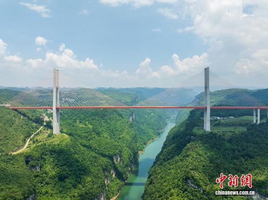 图为航拍六广河大桥夏日景色壮美。（无人机照片）