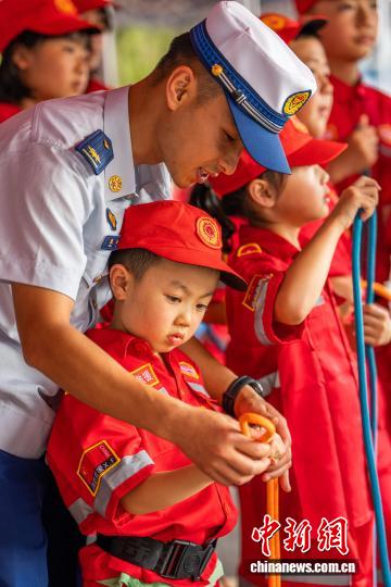 7月28日,在贵州省毕节市七星关区南环路消防救援站,孩子们正在体验接绳技巧。罗大富 摄 7月28日,在贵州省毕节市七星关区南环路消防救援站,孩子们正在体验接绳技巧。罗大富 摄