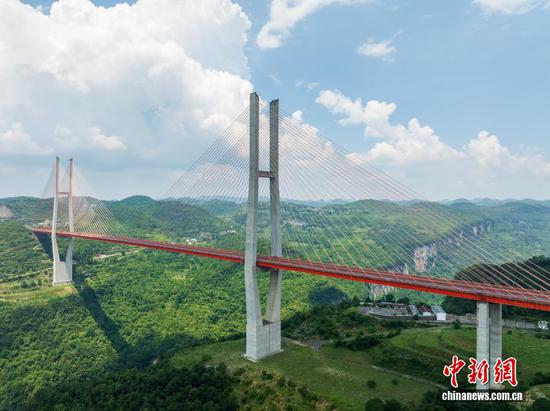 图为航拍六广河大桥夏日景色壮美。（无人机照片）