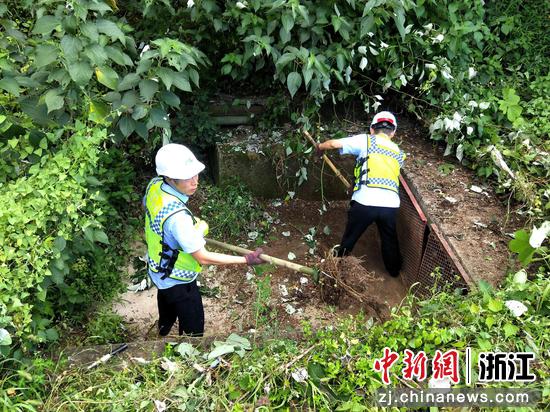 巡检员清理隧道进洞口排水沟。浙江交通集团高速公路台州管理中心 供图