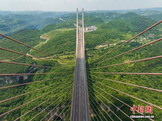 图为航拍六广河大桥夏日景色壮美。（无人机照片）