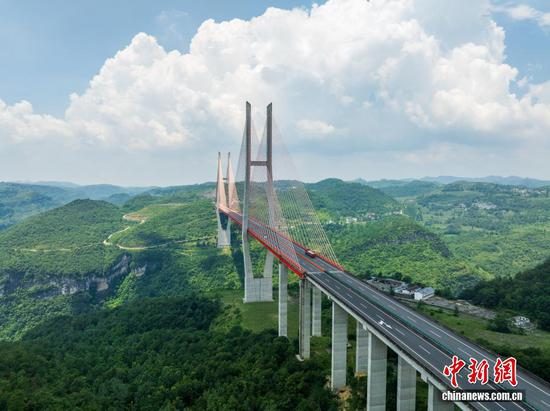图为航拍六广河大桥夏日景色壮美。（无人机照片）