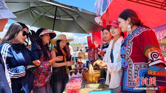 图为游客品尝威宁特色美食。岳刚 摄