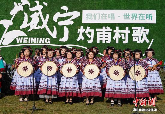 图为各民族同胞进行“村歌”比赛。何欢摄