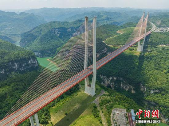 图为航拍六广河大桥夏日景色壮美。（无人机照片）