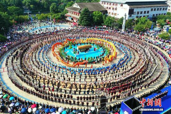 7月30日,贵州省剑河县各族同胞身着五彩斑斓的民族盛装,与八方游客欢聚一堂,齐跳苗族水鼓舞,欢庆2025年“六月六”仰阿莎文化节。图为各族同胞以水鼓为中心,围成一圈圈“同心圆”跳舞。潘文 摄 7月30日,贵州省剑河县各族同胞身着五彩斑斓的民族盛装,与八方游客欢聚一堂,齐跳苗族水鼓舞,欢庆2025年“六月六”仰阿莎文化节。图为各族同胞以水鼓为中心,围成一圈圈“同心圆”跳舞。潘文 摄