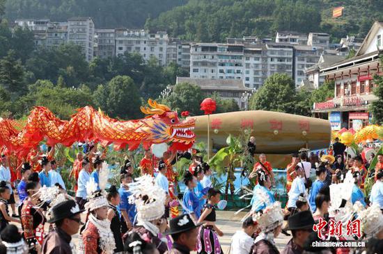 图为剑河县2025年“六月六”仰阿莎文化节水鼓舞活动现场。杨家孟 摄 图为剑河县2025年“六月六”仰阿莎文化节水鼓舞活动现场。杨家孟 摄