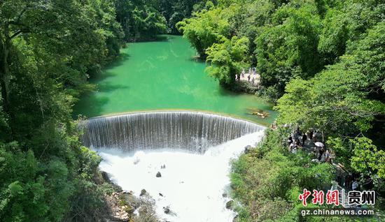 夏日的小七孔景区碧水潺潺、绿意盎然。韦轩宇摄 夏日的小七孔景区碧水潺潺、绿意盎然。韦轩宇摄