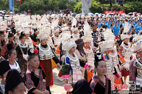 剑河县2025年“六月六”仰阿莎文化节万人水鼓舞活动现场。杨家孟 摄