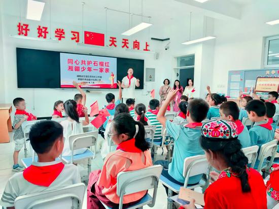 邓静老师带来了一堂精心准备的铸牢中华民族共同体意识课程。