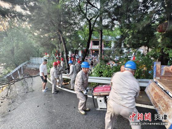 7月29日,国网天津蓟州公司抢修人员运送44台发电机至下营镇小平安村,保障村民应急用电。李津 摄 7月29日,国网天津蓟州公司抢修人员运送44台发电机至下营镇小平安村,保障村民应急用电。李津 摄