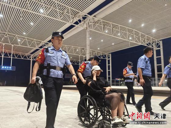 图为北京铁路公安局天津公安处德州东站民警救助乘车孕妇，将孕妇安全护送至救护车。（北京铁路公安局天津公安处供图）