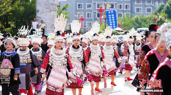图为剑河县2025年“六月六”仰阿莎文化节水鼓舞活动现场。姜泽光 摄 图为剑河县2025年“六月六”仰阿莎文化节水鼓舞活动现场。姜泽光 摄