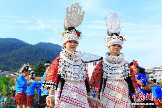 图为剑河县2025年“六月六”仰阿莎文化节水鼓舞活动现场。杨家孟 摄 图为剑河县2025年“六月六”仰阿莎文化节水鼓舞活动现场。杨家孟 摄