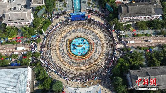 图为剑河县2025年“六月六”仰阿莎文化节水鼓舞活动现场。杨元红 摄 图为剑河县2025年“六月六”仰阿莎文化节水鼓舞活动现场。杨元红 摄