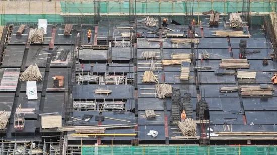建设者在项目工地忙碌。