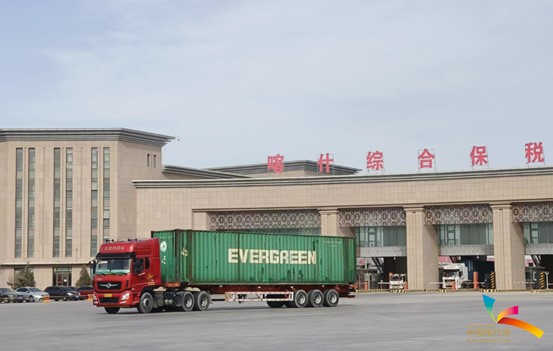 从喀什综合保税区驶向口岸的集装箱卡车。(资料图)喀什地区融媒体中心 记者庄涛 摄 从喀什综合保税区驶向口岸的集装箱卡车。(资料图)喀什地区融媒体中心 记者庄涛 摄